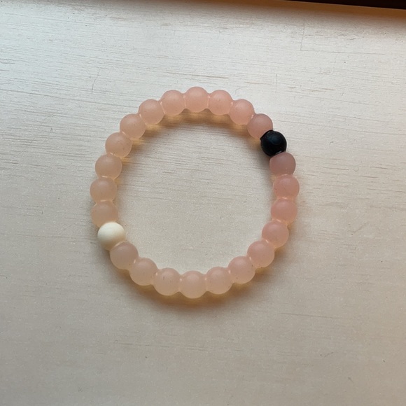 Lokai 4 pack of bracelets and case! - Picture 3 of 7
